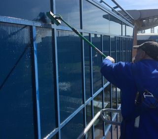 outdoor glass wall cleaning