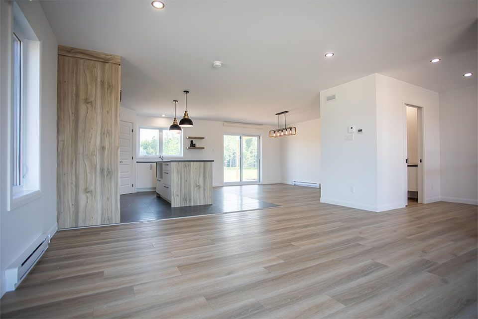 Salle à manger à l'intérieur d'un jumelé en construction à Carleton-sur-Mer