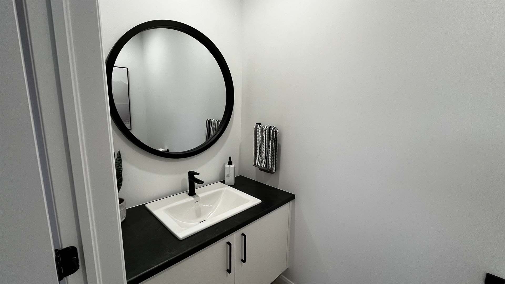 une salle de bain avec un lavabo et un miroir