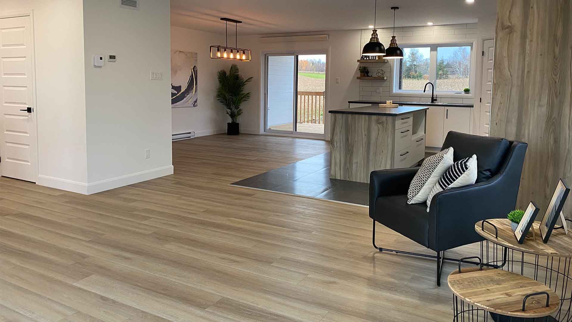 un salon avec une chaise et une table en bois