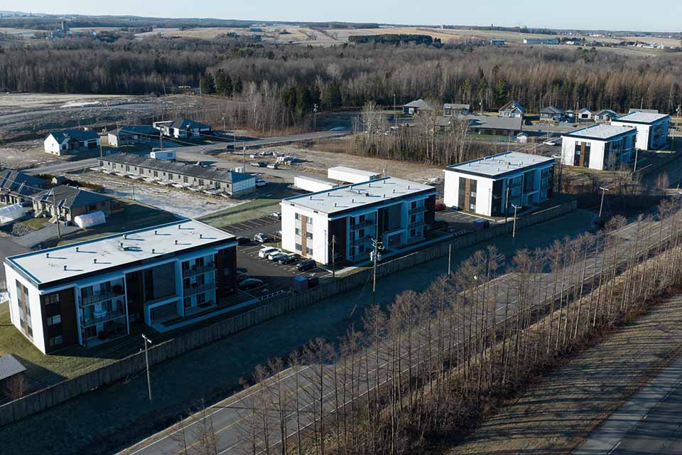 Une vue aérienne d'une rangée de bâtiments dans un quartier résidentiel.