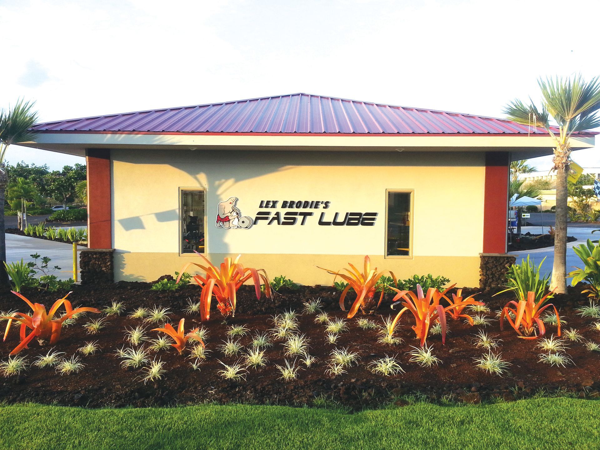 A building with a sign that says fast lube