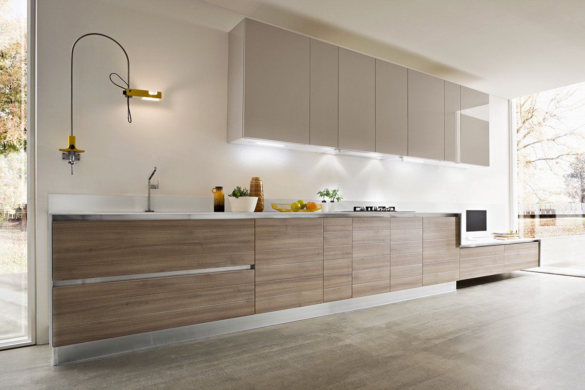 Una cucina con mobili in legno e un forno con piano cottura