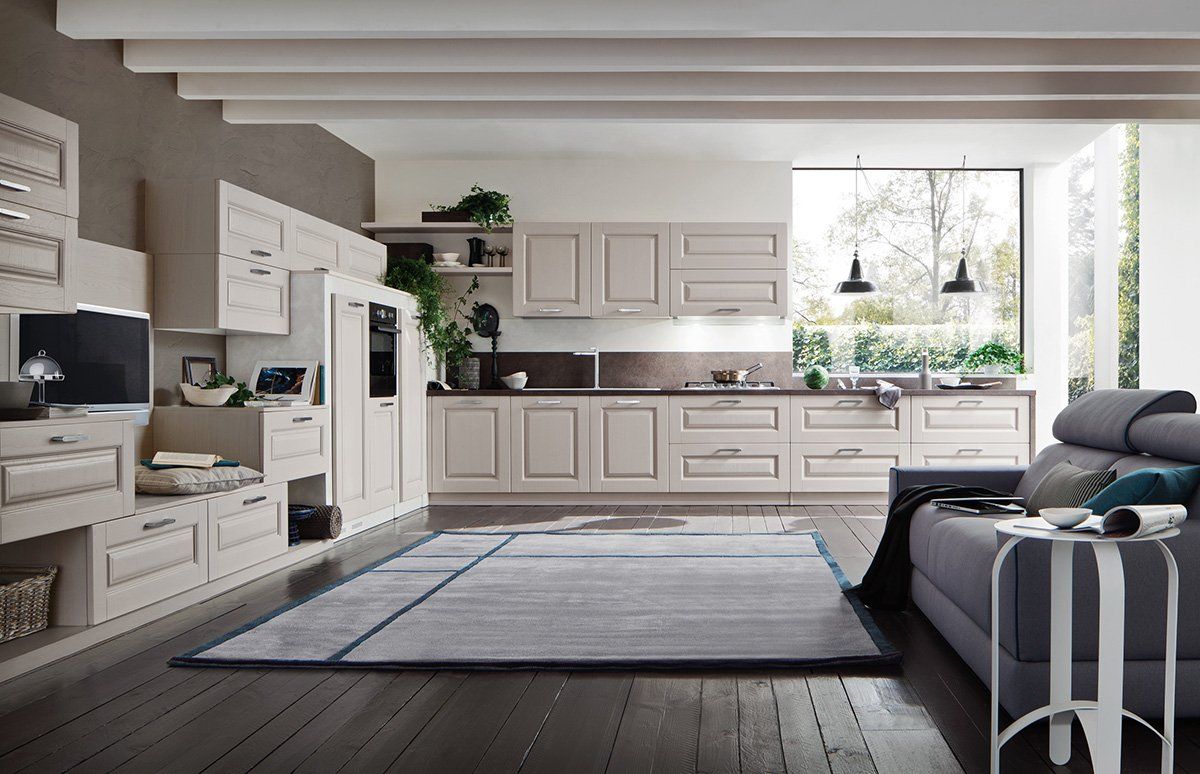 Un soggiorno con un divano e un tappeto