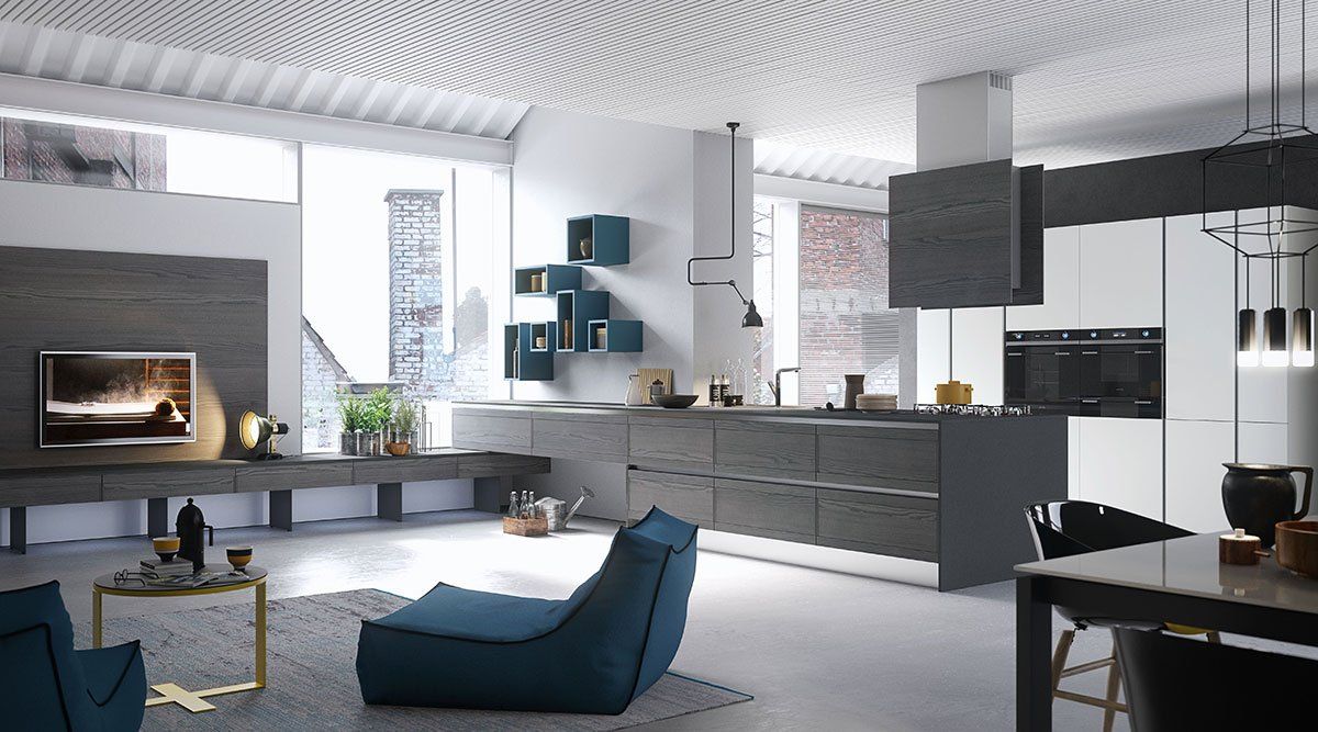 Un soggiorno con una sedia blu e una televisione