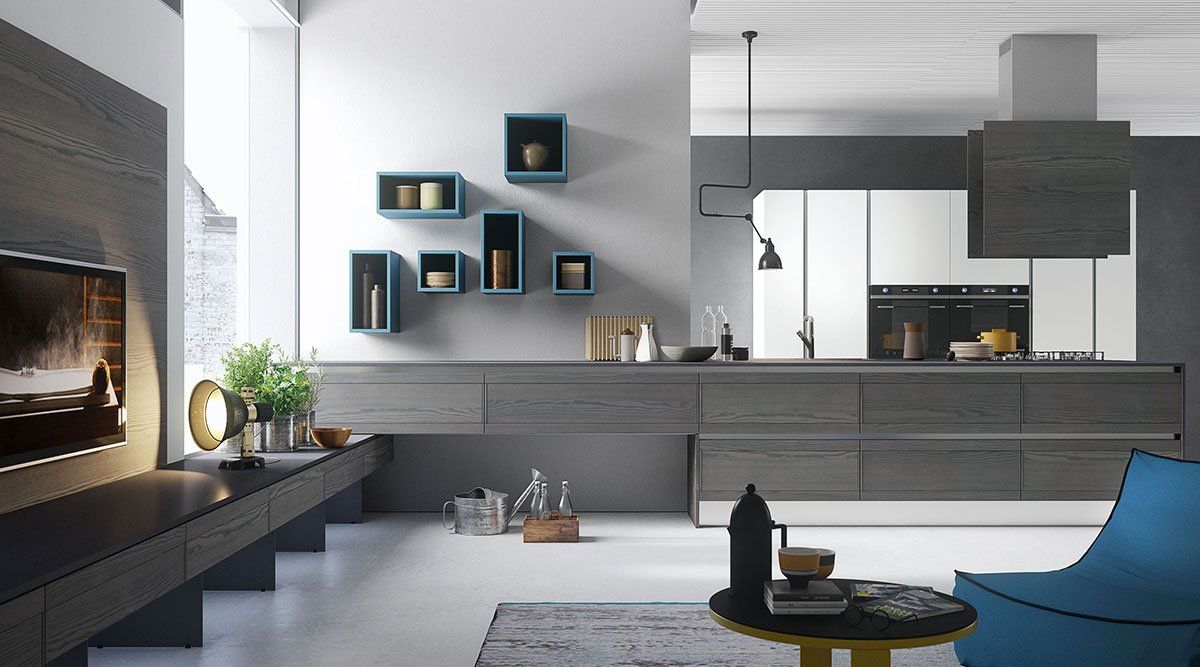 Un soggiorno con una sedia blu e una tv a schermo piatto