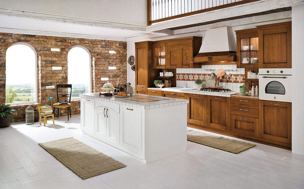 Una cucina con mobili in legno e ripiani bianchi