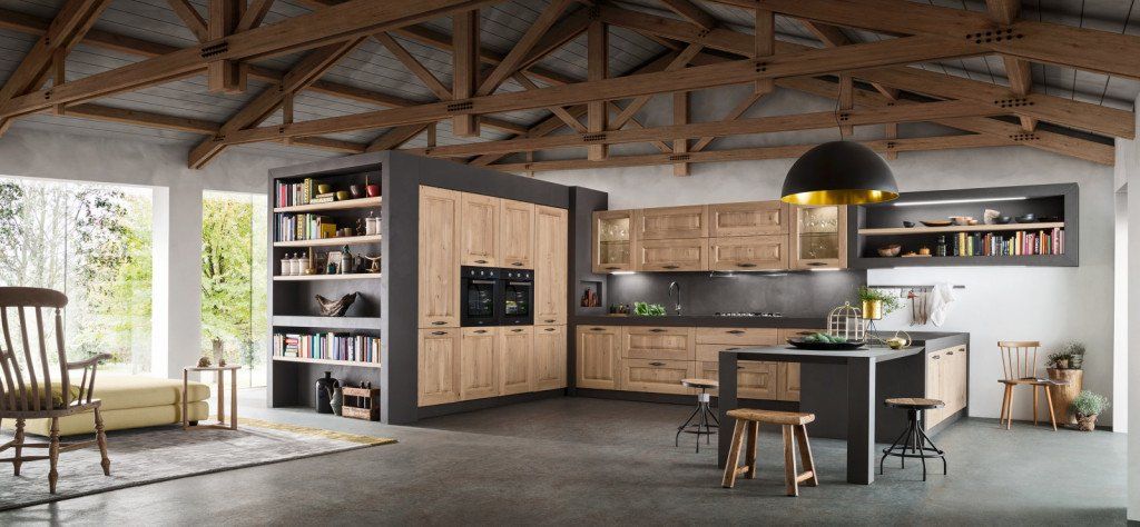 Una cucina con mobili in legno e una grande isola al centro della stanza.