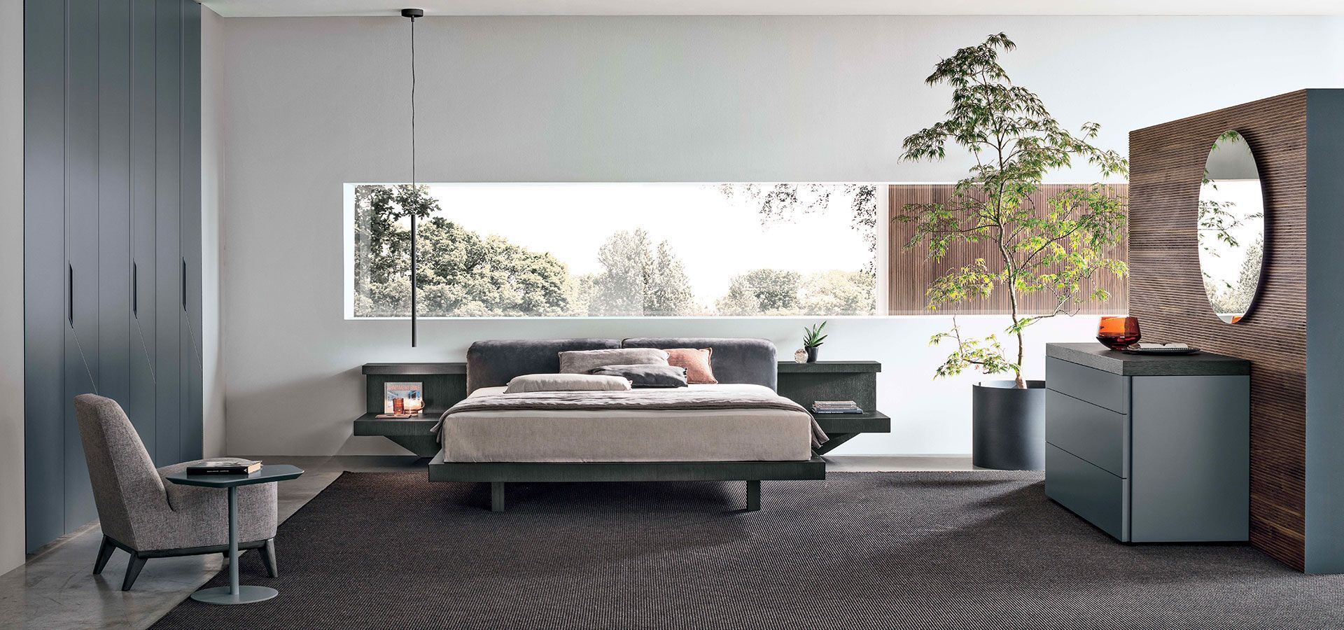 Una camera da letto con un letto grande e una grande finestra