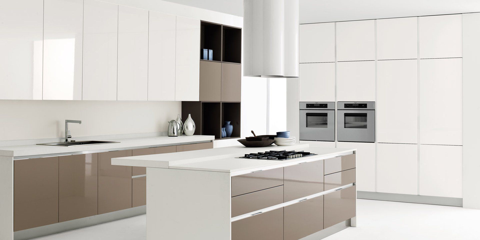 Una cucina con mobili bianchi e una grande isola al centro