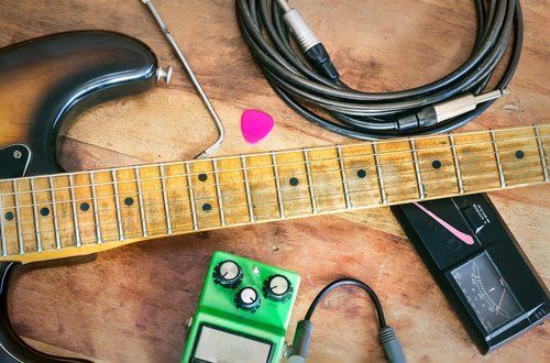 chitarra elettrica con accessori