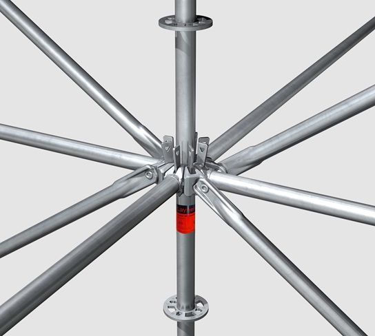 Close-up da junta do andaime Layher, tubos de metal prateados conectados a um poste vertical central.