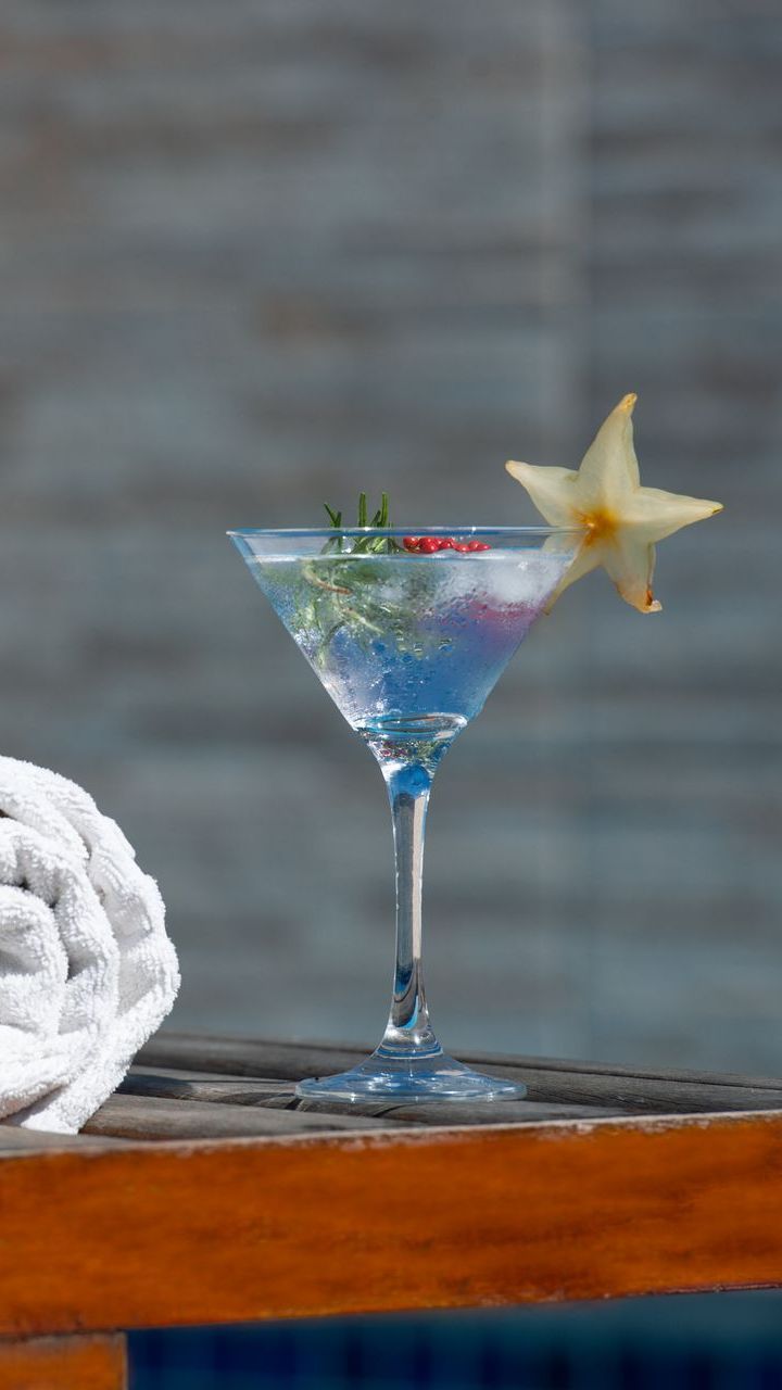 Um martini azul com uma estrela do mar no topo Pousada Pau Brasil