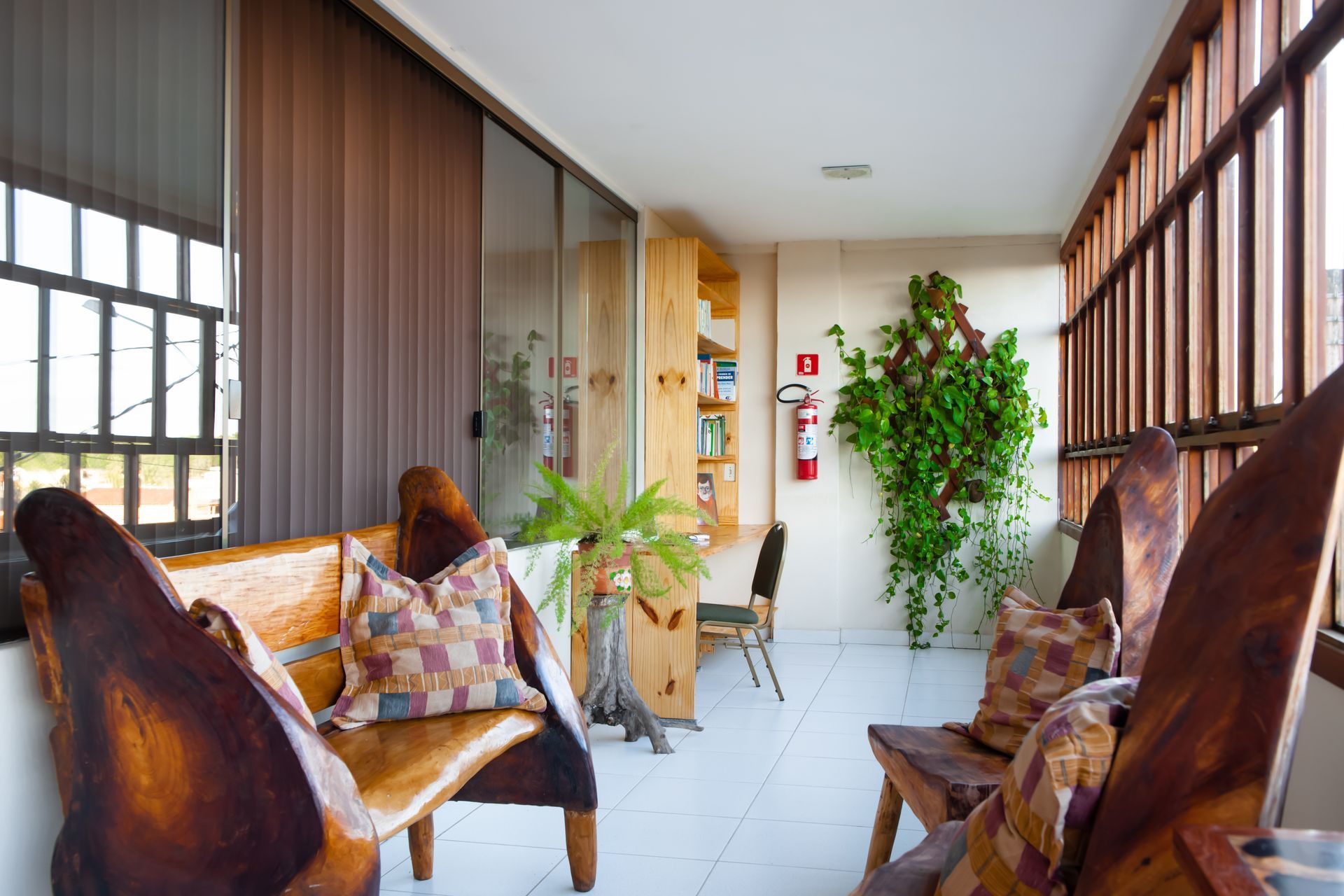 Uma sala de estar com móveis de madeira Pousada Pau Brasil