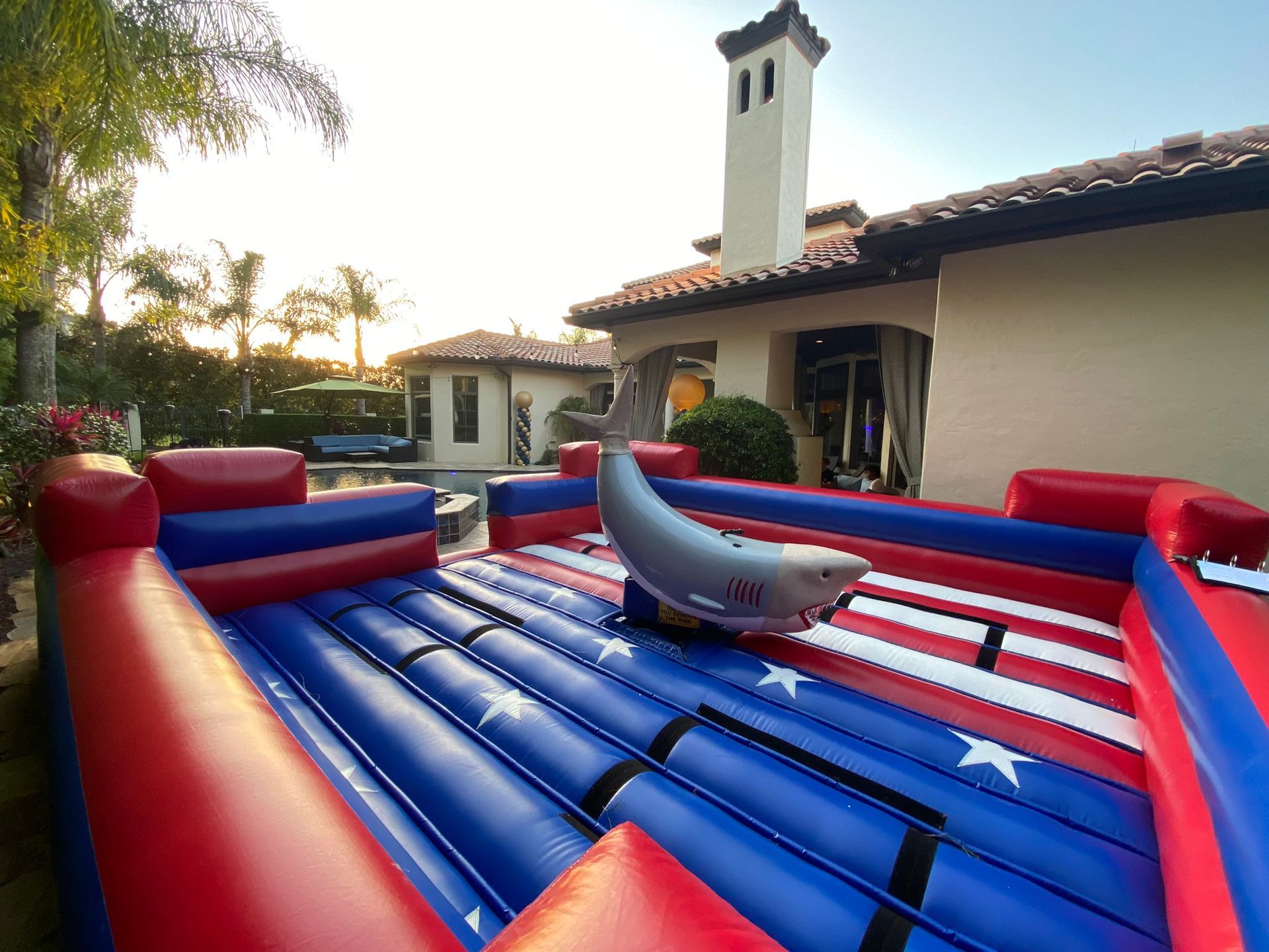 Mechanical shark ride for interactive balancing challenges.