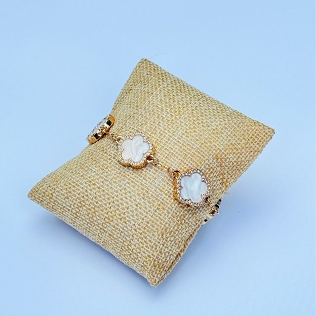 Una pequeña almohada con una pulsera encima