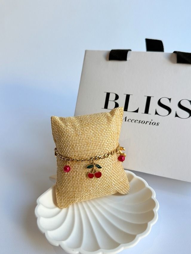 Una pulsera de la felicidad está sobre un plato blanco.