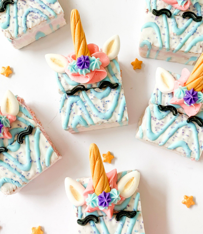 unicorn cakes decorated as unicorns