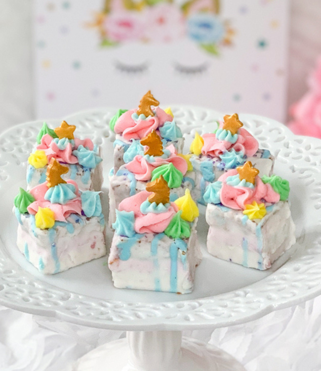 unicorn cakes with cake toppings
