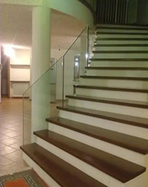 Scala con parapetto in vetro