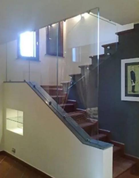 Scala con parapetto in vetro 2