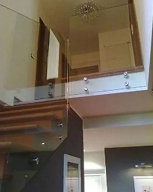 Dettaglio scala con parapetto in vetro