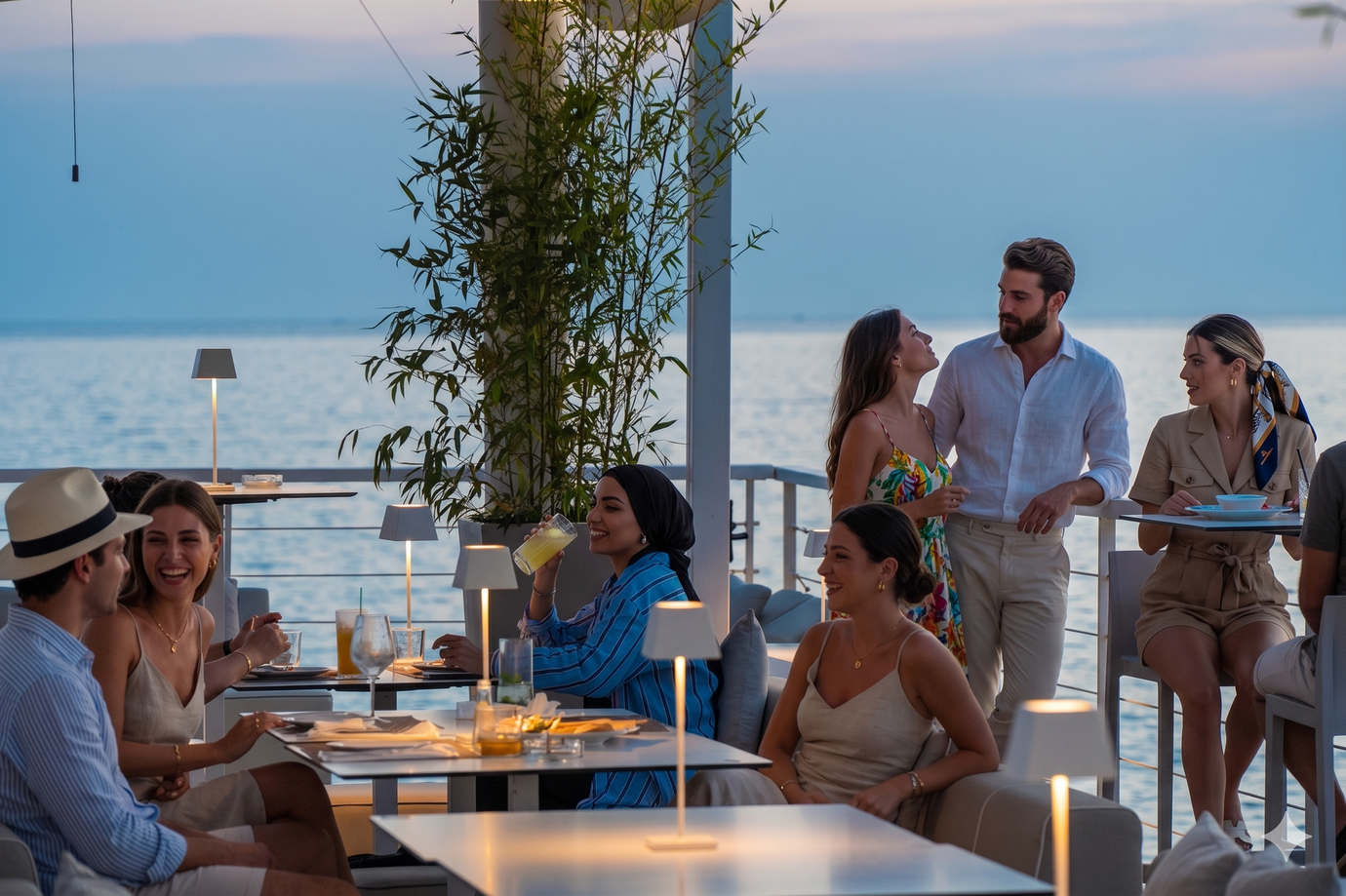 Aperitivi al tramonto sul terrazzo di PAI