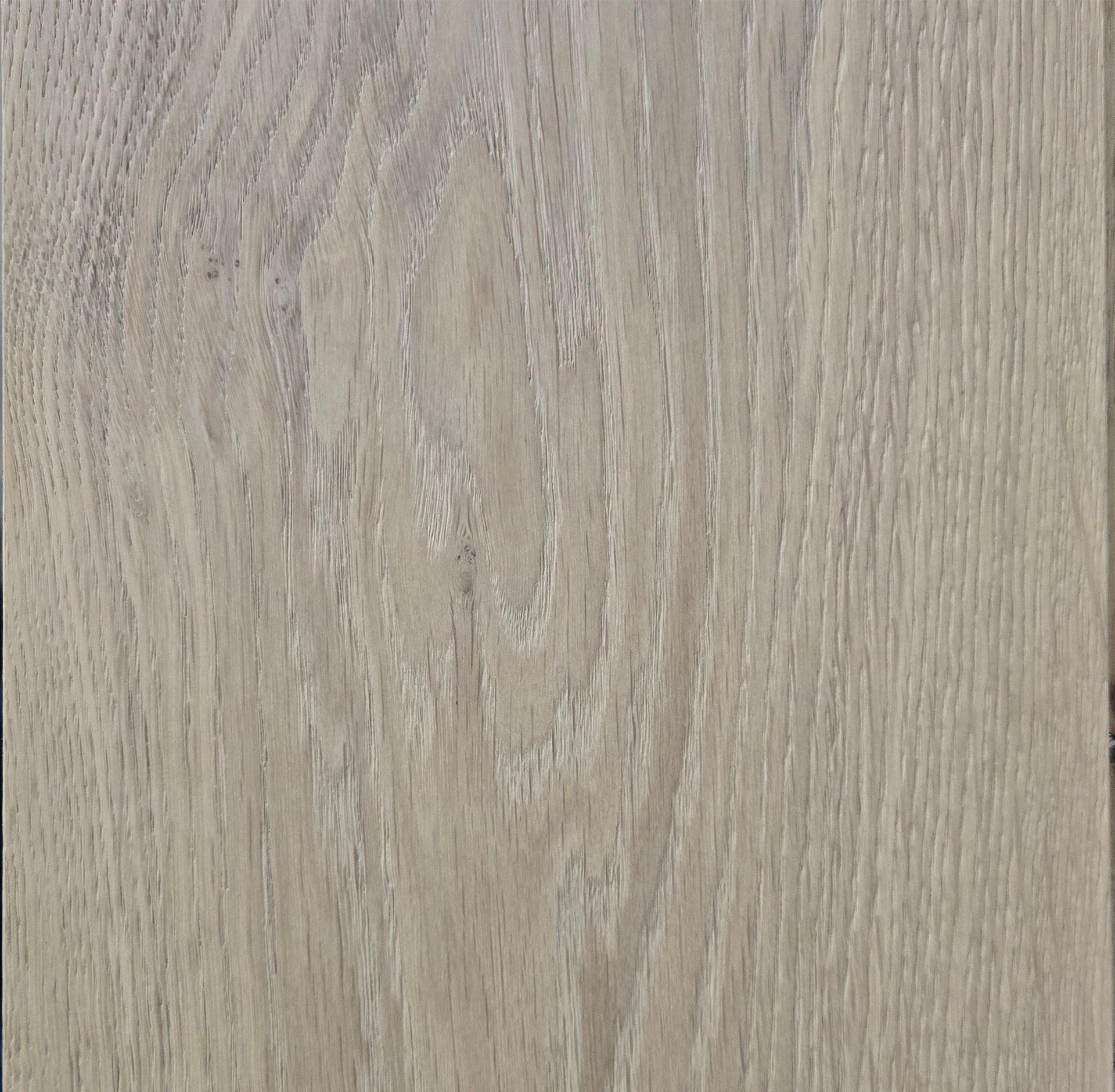 Detalle del piso de madera de ingeniería de la colección Unique en acabado Sand. Se muestra la veta y la textura.
