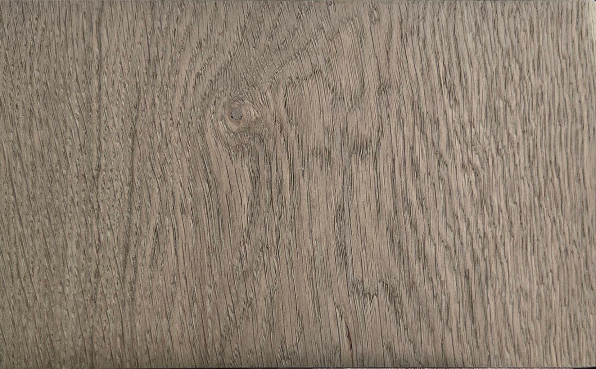 Detalle del piso de madera de ingeniería de la colección Unique en acabado Sand. Se muestra la veta y la textura.