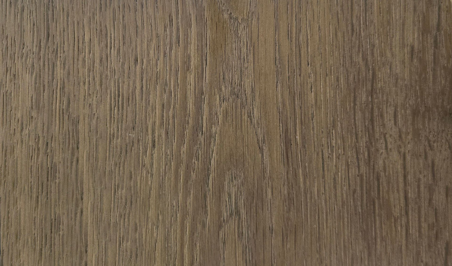 Detalle del piso de madera de ingeniería de la colección Unique en acabado Bourbon. Se muestra la veta y la textura.