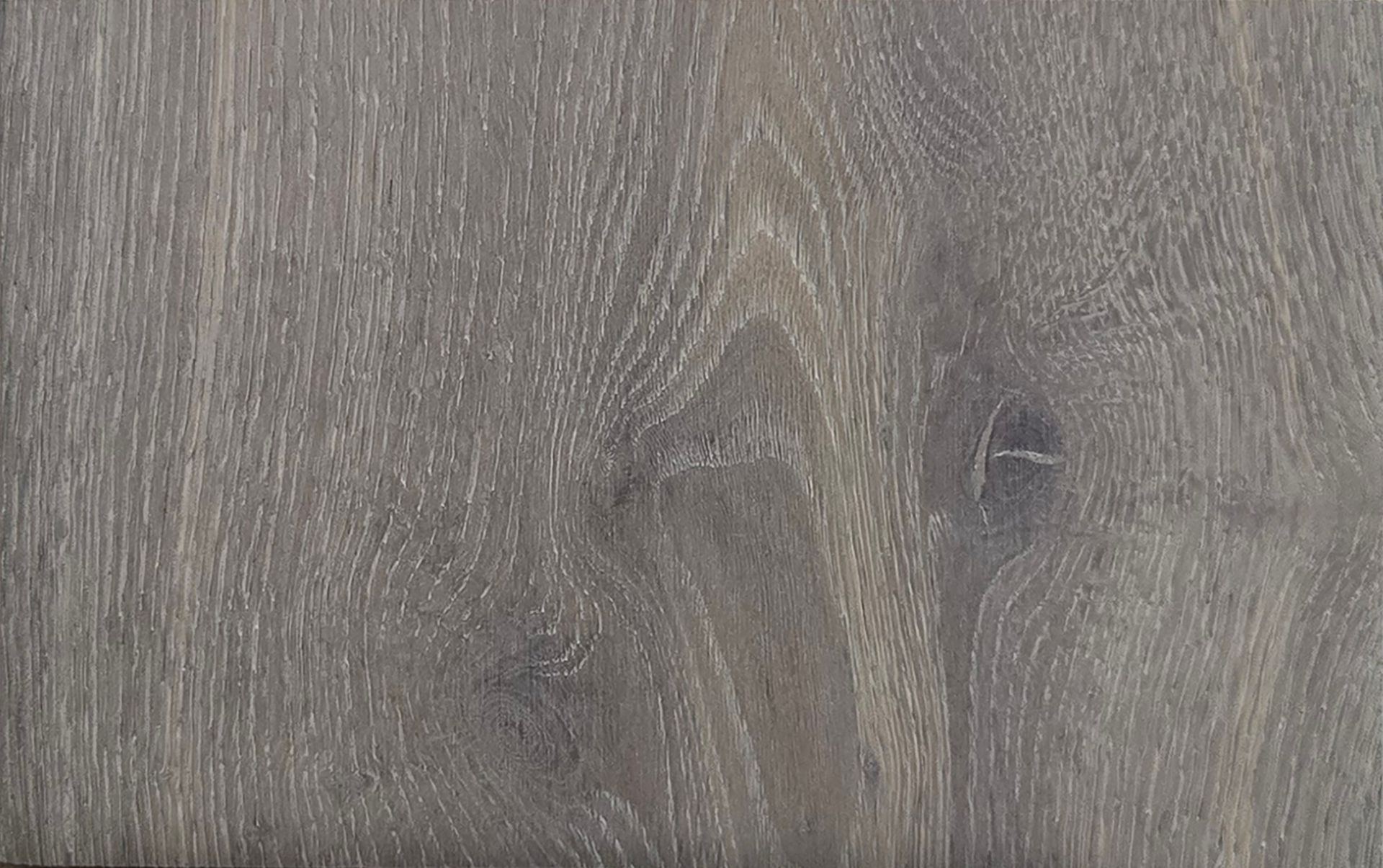 Detalle del piso de madera de ingeniería de la colección Unique en acabado Titanium. Se muestra la veta y la textura.
