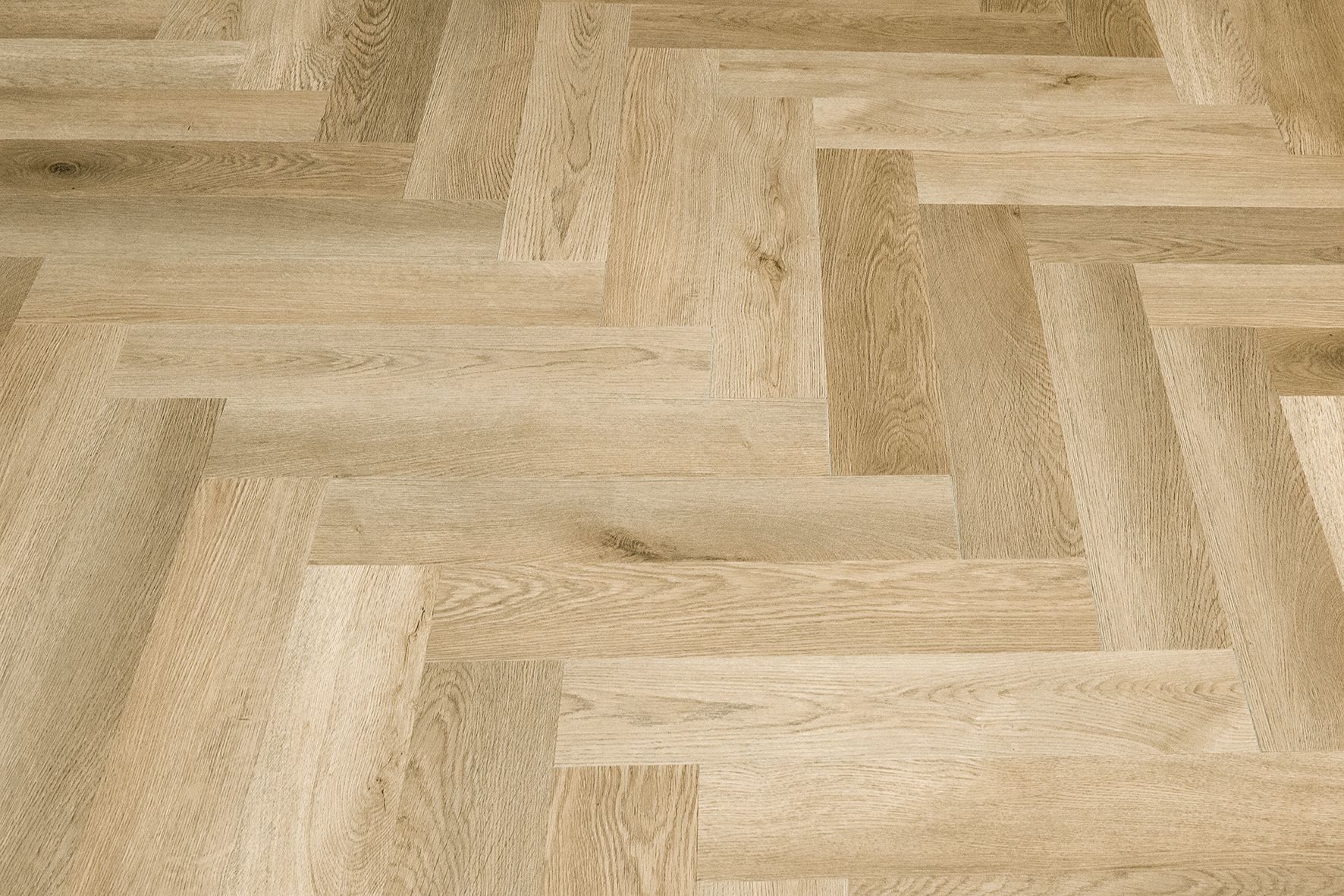 Fotografía del piso SPC Mountain Oak patrón Herringbone en una habitación con mobiliario azul