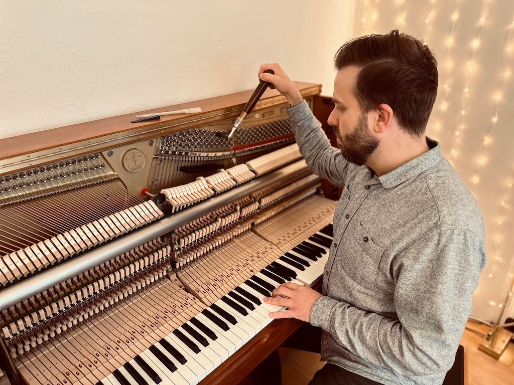 Max-Ole Tammen stimmt ein Klavier nach Gehör.
