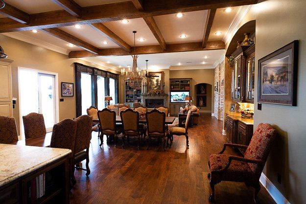 there is a dining room table and chairs in the middle of the room .