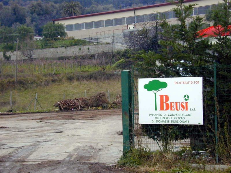 ingresso dell'azienda con logo in primo piano