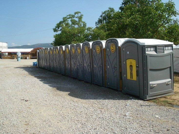 bagni chimici disposti in fila