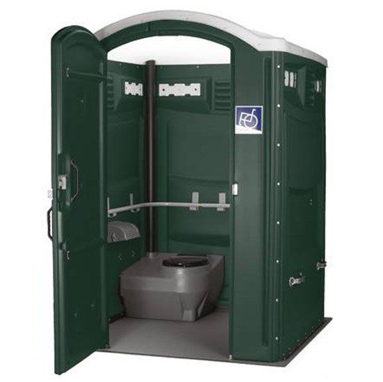 bagno chimico per disabili con porta aperta