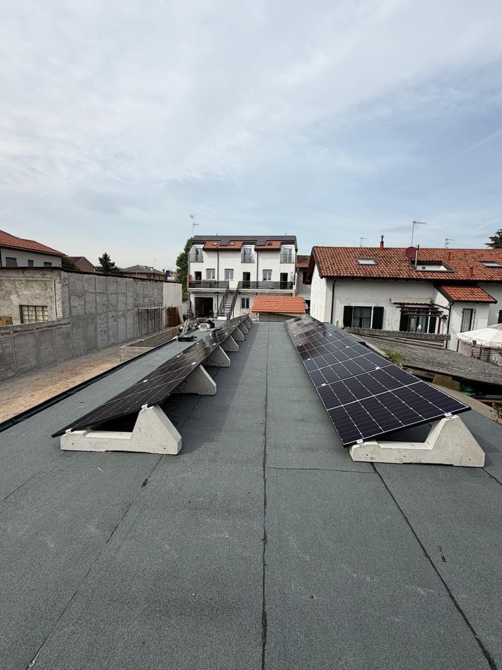 Scatola portafusibili elettrica con fili rossi e neri all'interno di un involucro bianco.