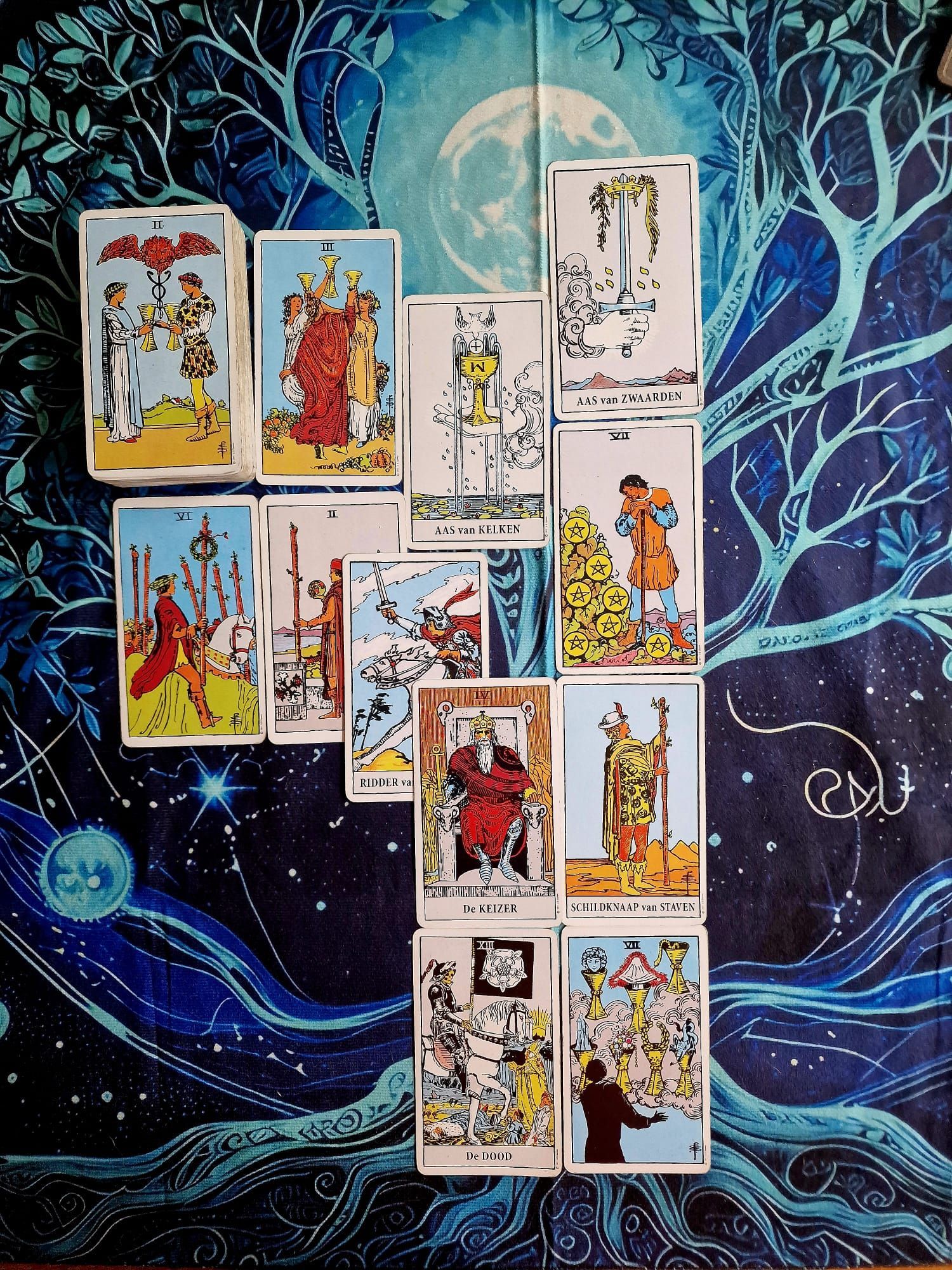 Een stapel tarotkaarten ligt op een tafel