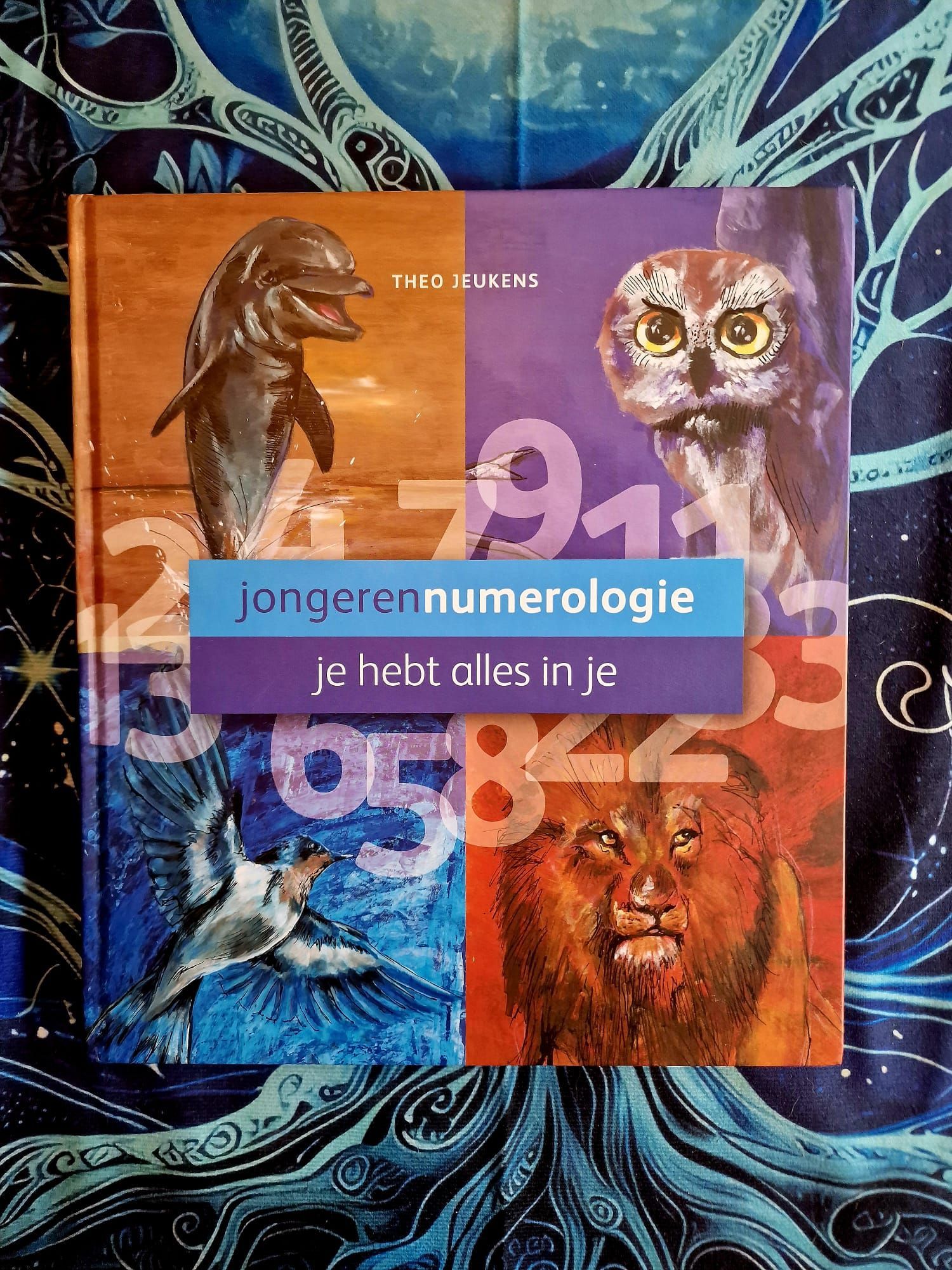 Een boek met een dolfijnuil en een leeuw op de cover