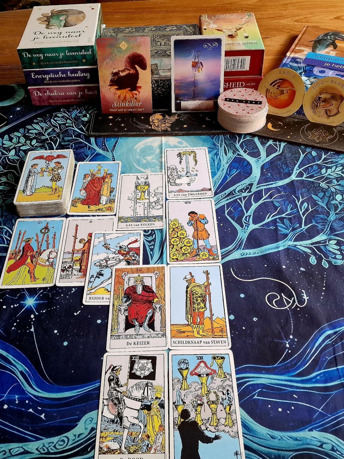 Er liggen een aantal tarotkaarten op tafel.