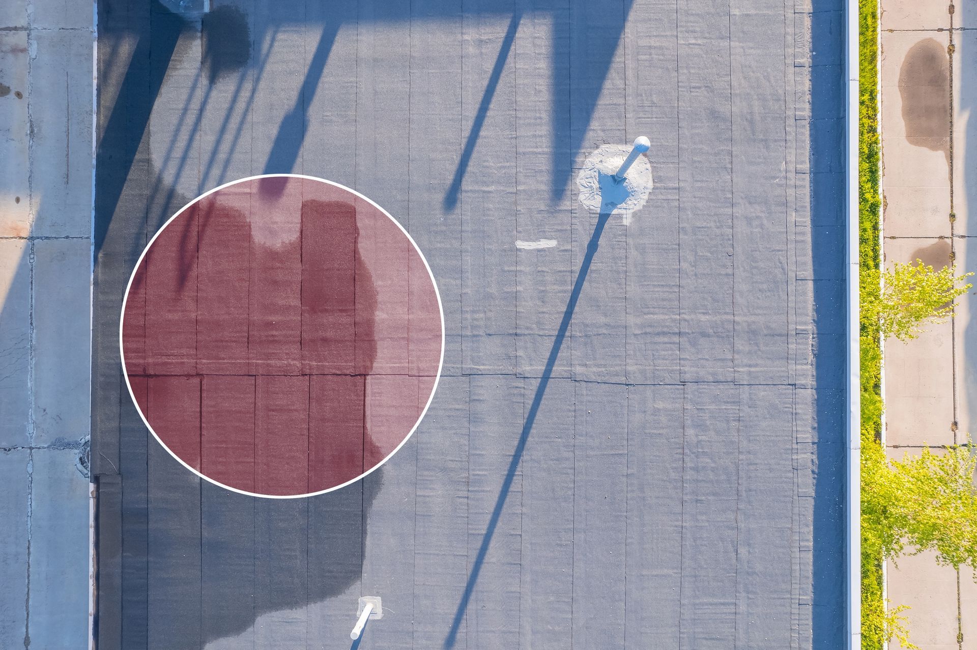 An aerial view of a basketball court with a circle in the middle.