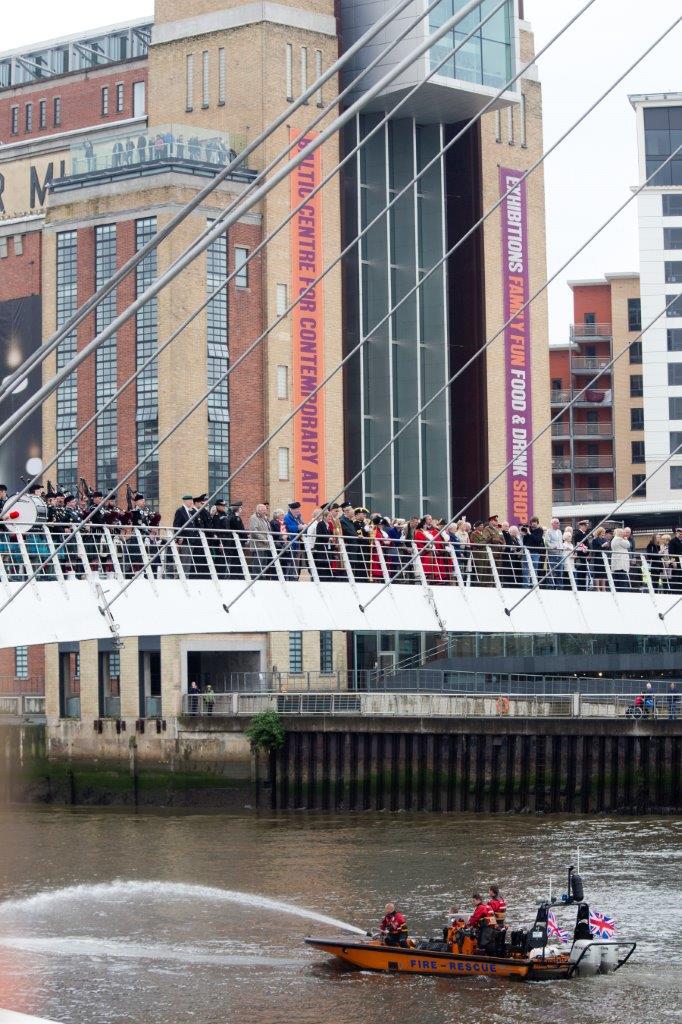 A bridge over a body of water with a building in the background that says university of cambridge