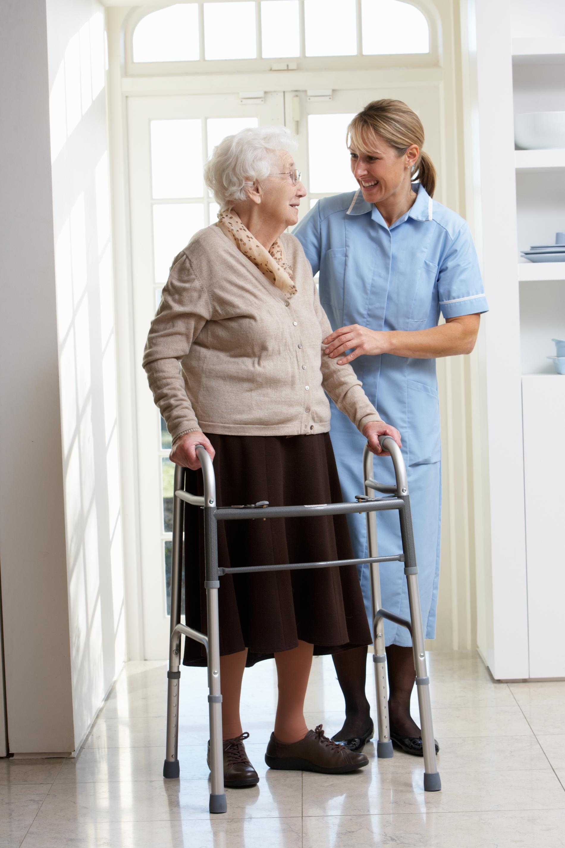 assistente sanitaria con persona anziana