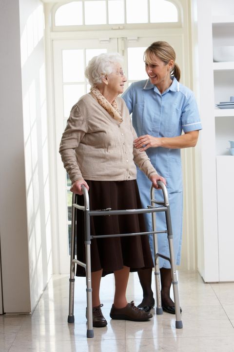 assistente sanitaria con persona anziana