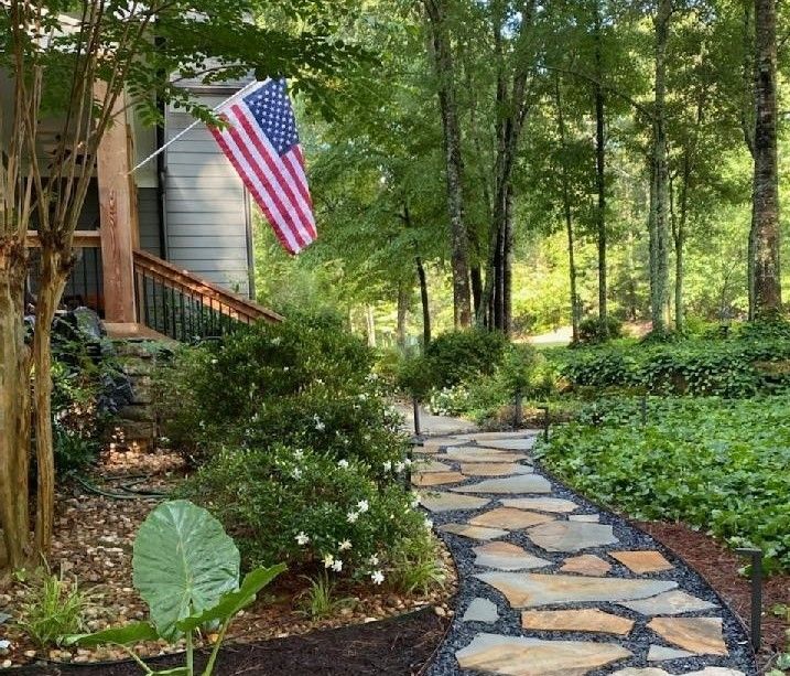 Discover the top natural stone & masonry trends for spring! From flagstone patios to imported pavers