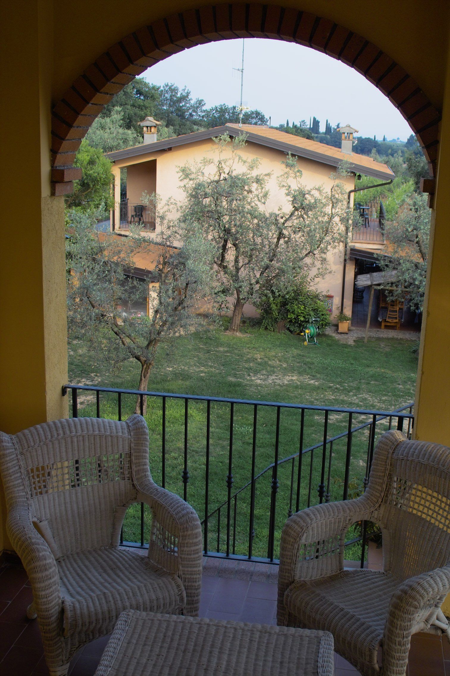 Arredi curati di struttura agrituristica con affittacamere sul Lago di Garda