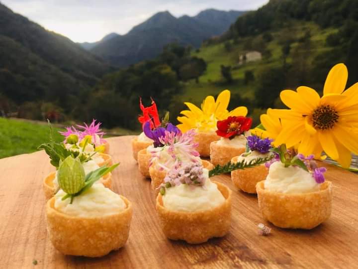 Prodotti preparati con ingredienti locali e decorati con fiori del Lago di Garda