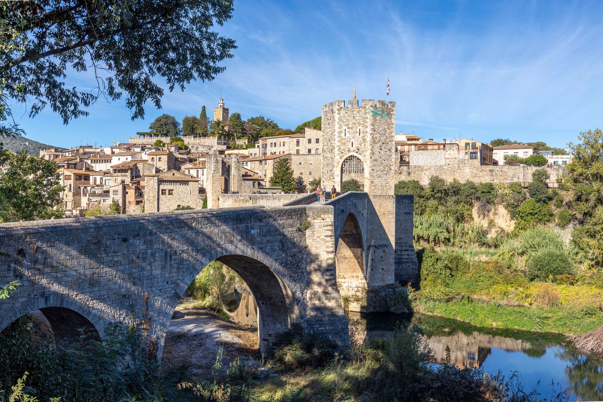 Besalú medieval: Les terres que formaven el comtat de Besalú esdevingueren, després de la conquesta franca, al final del segle VIII, una dependència del comtat de Girona. El seu territori no adquirí plena autonomia fins que es produí la reordenació territorial portada a terme per Guifré el Pelós al final del segle IX i es convertí en un comtat independent i separat de la influència gironina.
Pels volts del l’any 1.000, a les acaballes del domini carolingi, el de Besalú era, sense cap dubte, un dels comtats catalans més importants. No era dels més amplis però tenia un territori heterogeni, que anava des de les valls de Camprodon fins a les contrades de Banyoles i Figueres. A vegades pot sorprendre tant pel que fa als seus límits com ala seva configuració: Inclou la conca alta del riu Ter, el límit sud-est s’aproxima extremament a la ciutat de Girona, el costat est parteix de sud a nord la plana de l’Empordà.