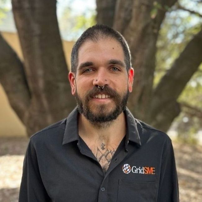 A man with a beard is wearing a shirt that says gridsme